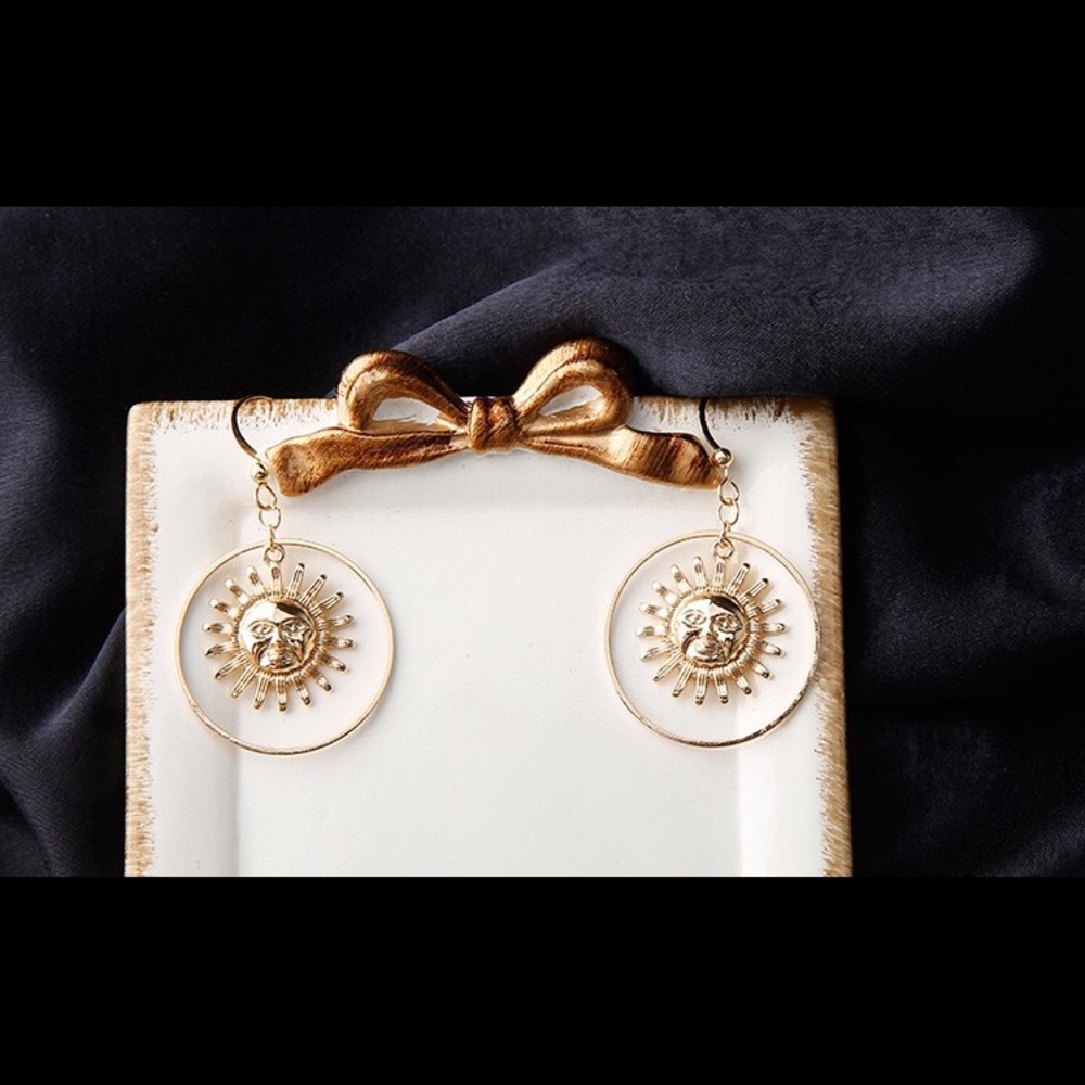 βοΈGolden Sun π Pendent Earrings - Picture 6 of 8
